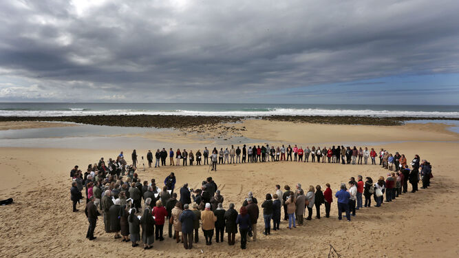 Los congregados ayer a mediodía en la playa de Zahora alrededor del nombre de Samuel.