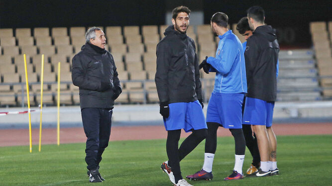 Juan Antonio, dando instrucciones a sus futbolistas en un entrenamiento en el estadio Chapín.