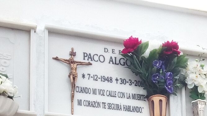 Colocan la lápida a la tumba de Paco Algora