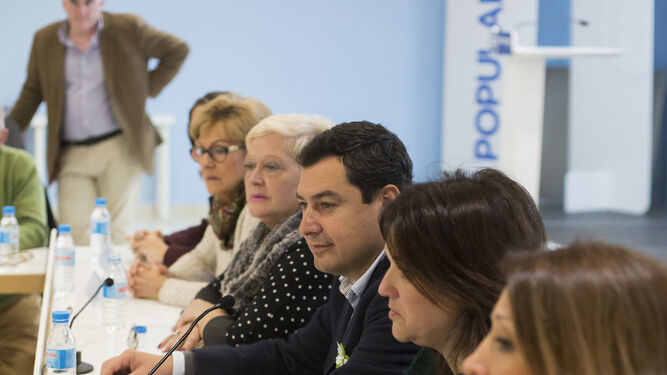 El presidente del PP andaluz, Juanma Moreno, ayer en Málaga, en una reunión con asociaciones de pacientes.