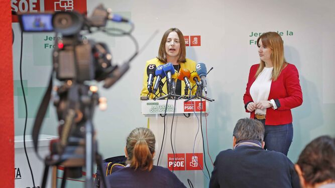 Ana Carrera e Isabel Armario, ayer durante la rueda de prensa ofrecida en la sede del PSOE.