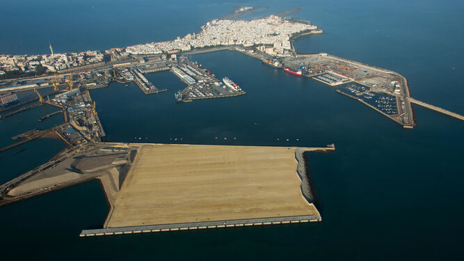 Una imagen aérea muy reciente, en la que se observa el estado actual de la nueva terminal de contenedores, aún sin actividad portuaria.
