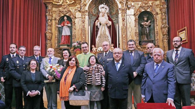 Foto de familia tras la celebración del acto, ayer en la Iglesia de los Descalzos.