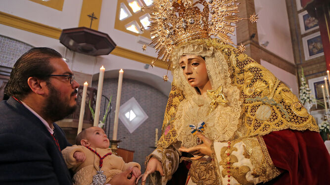La Virgen de la Candelaria en la iglesia parroquial de Santa Ana.