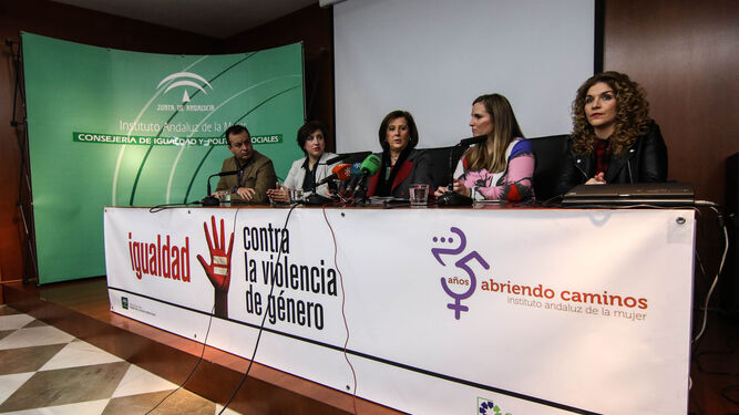 María José Sánchez Rubio -en el centro-, ayer en la presentación del plan en Granada.