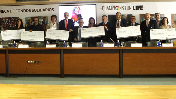 Los beneficiarios de los fondos por el encuentro 'Champions for Life' posan con sus respectivos cheques en la sede de LaLiga.