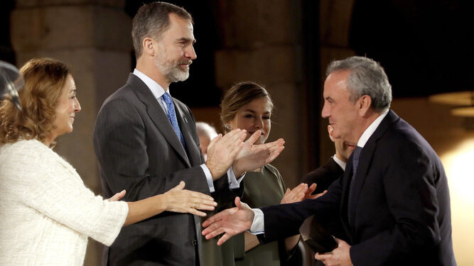 Los Reyes saludan al presidente de Cosentino, Francisco Martínez-Cosentino, en la entrega de premios.