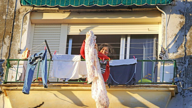 Una de las vecinas que fue desalojada, colgando ayer la ropa en su piso.