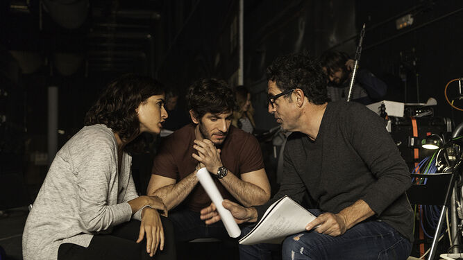 Los protagonistas de la serie 'El accidente', Inma Cuesta y Quim Gutiérrez, con Écija en un momento del rodaje.