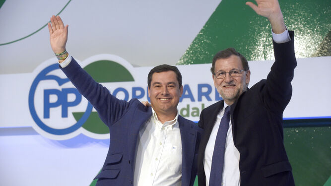 Juanma Moreno y Mariano Rajoy saludan en la apertura del congreso del PP-A celebrado en enero en Granada.