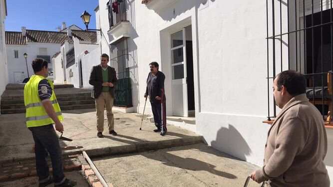 El alcalde, José Ortiz, visitó la zona en obras con el concejal de Asuntos Sociales, José Manuel Camacho.
