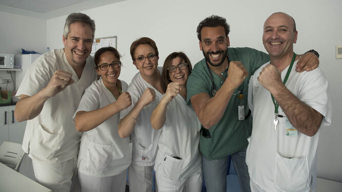 El doctor Jesús Candel, 'Spiriman' -segundo por la derecha-, ayer junto a otros integrantes de la plantilla de Urgencias del hospital Virgen de las Nieves.
