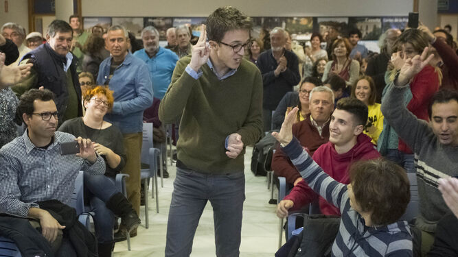 El secretario político de Podemos, Íñigo Errejón, saluda a los militantes antes del acto de ayer en Sevilla.