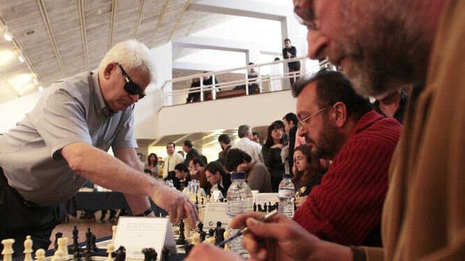 El ajedrecista ruso Boris Spassky disputa varias partidas simultáneas con aficionados en un festival en 2008.