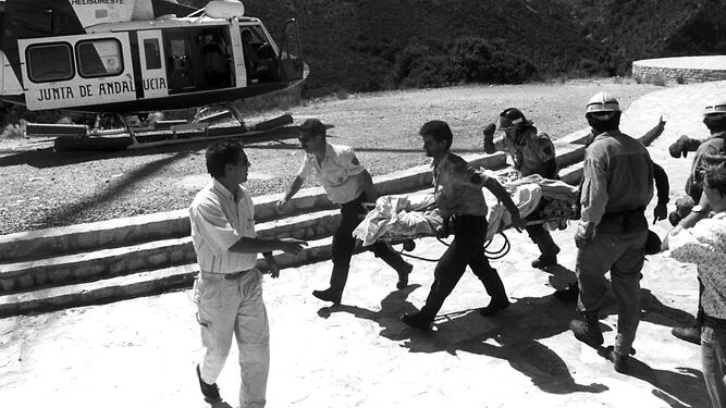 Trabajadores llevan al helicóptero el cuerpo de uno de los fallecidos en Monte Prieto en 1992.