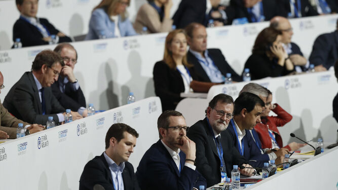 Rajoy, junto a Maroto y otros populares en el Congreso