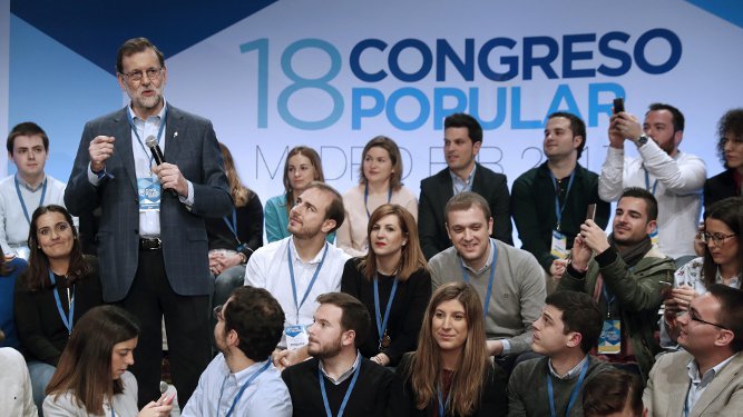 Rajoy, durante su intervención con miembros de NNGG.