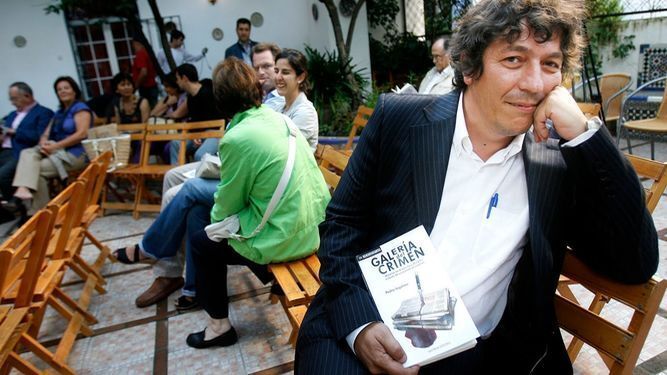 Pedro Ingelmo, con un ejemplar de su libro 'Galería del Crimen'.