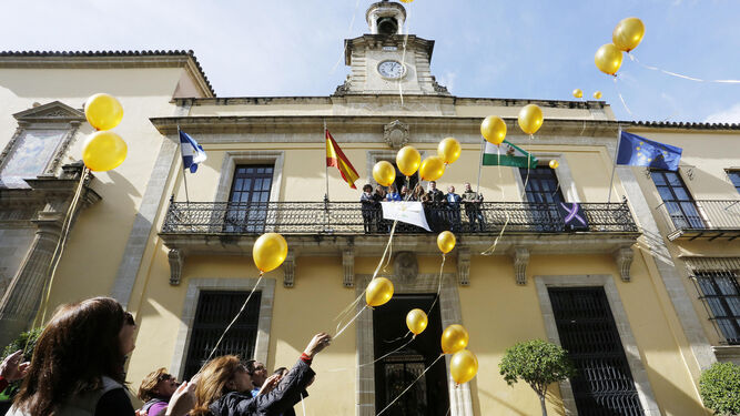 Suelta de globos durante la colocación del lazo dorado con motivo del Día del Cáncer Infantil.