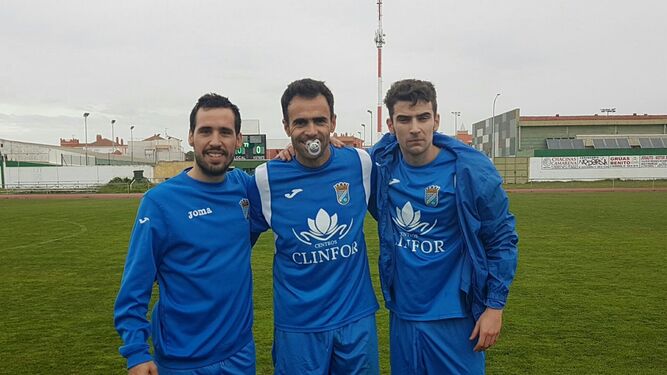 Carlitos Álvarez, Pedro Carrión y Albertito Gil, los tres goleadores ayer del Xerez CD, posan tras el partido en el Navarro Flores.