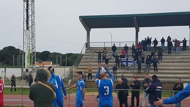 Los futbolistas del Deportivo aplauden a los aficionados xerecistas al final del partido.