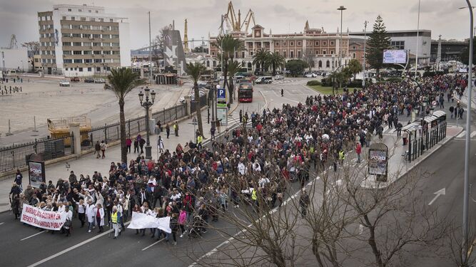 Un momento de la protesta celebrada ayer por las calles de Cádiz.