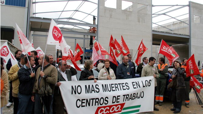 Imagen de archivo de una concentración de trabajadores en Algeciras a raíz del fallecimiento de un operario en un accidente laboral.