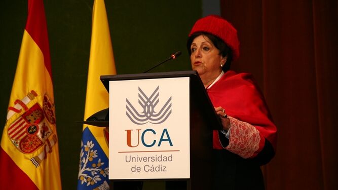 Sara Acuña pronunciando la lección inaugural del curso 2013/14 en el campus de Algeciras.