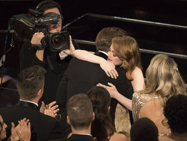 La actriz Emma Stone abraza al actor Ryan Gosling.