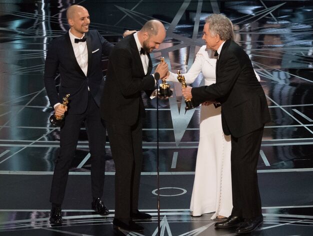 El equipo de 'La La Land' recibe equivocadamente el Oscar a la Mejor pel&iacute;cula de manos de Faye Dunaway y Warren Beatty.