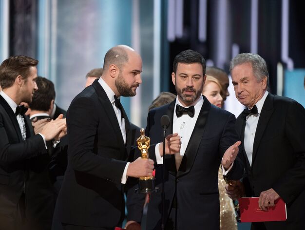 El presentador de la gala, Jimmy Kimmel, explica el error en torno al Oscar a la Mejor pel&iacute;cula.
