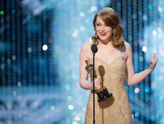 Emma Stone recibe el Oscar a la Mejor actriz protagonista por 'La La Land'.