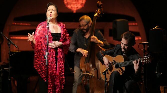 Carmen Linares presenta su útlimo trabajo discográfico 'Verso a Verso', con la guitarra de Salvador Gutiérrez y el contrabajo de Josemi Garzón.