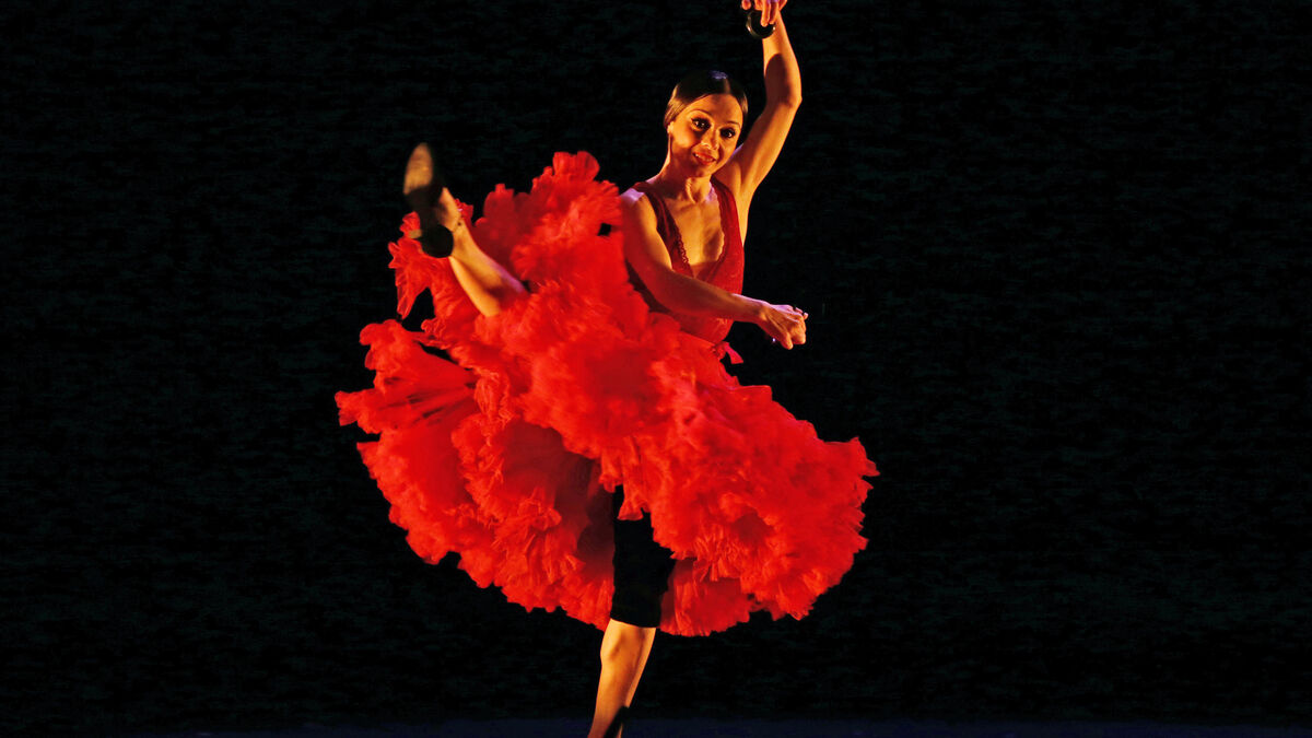 Olga Pericet, con bata de cola roja, bailando por alegrías.