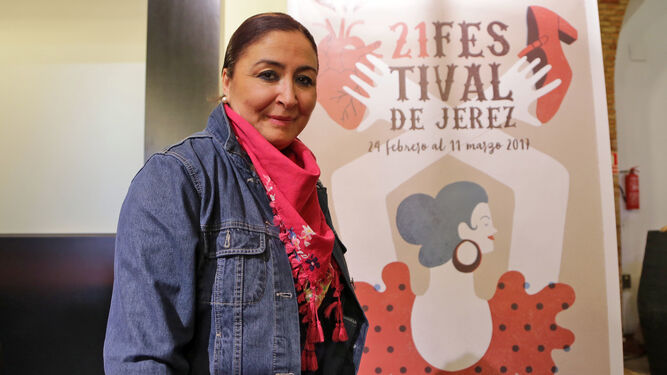 Los artistas posaron junto a la directora del teatro y miembros de Cajasur, uno de los patrocinadores.