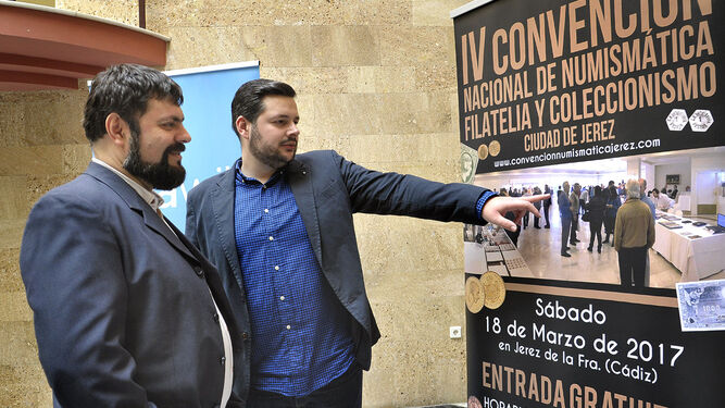 Rubén Pulido y Germán Sánchez observan ayer el cartel anunciador del evento.