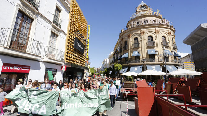 La cabecera de la manifestación, ayer a su paso por calle Larga en dirección Arenal.