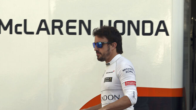 Fernando Alonso, durante un descanso de la última jornada de entrenamientos.