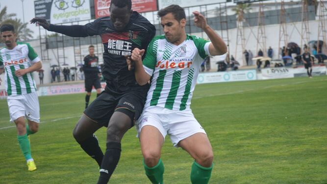 Ezequiel pugna con el jugador del Granada B Ally Mallé.