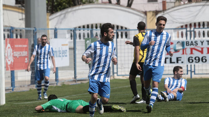 Mendoza celebra el segundo de sus goles tras recibir de Antoñito, al fondo de la imagen, y marcar a placer.