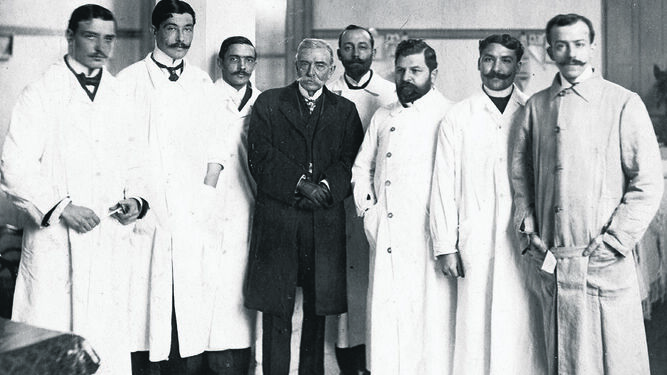 El Dr. Manuel Blancas (centro), en Buenos Aires, 1902.