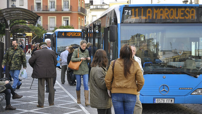 Autobuses urbanos en la plaza Esteve.