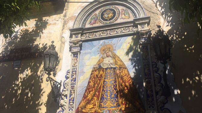 El azulejo del Mayor Dolor es uno de los grandes altares cerámicos de Jerez.