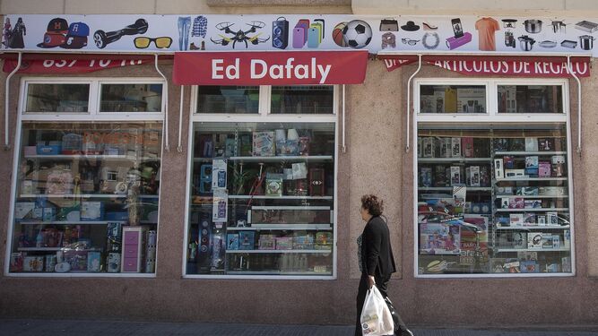El bazar Ed Dafaly, en la avenida Al Andalus de San Fernando, es uno de los dos investigados en la operación de la Guardia Civil y la Policía Local.