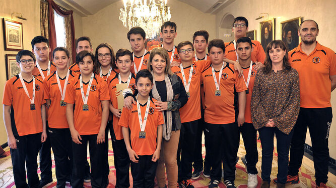 El equipo infantil del Club Waterpolo Jerez fue recibido ayer por la alcaldesa Mamen Sánchez.