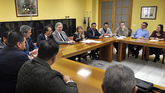 Reunión mantenida en el Ayuntamiento de Jerez entre la alcaldesa y las hermandades del Martes y Miércoles Santo.