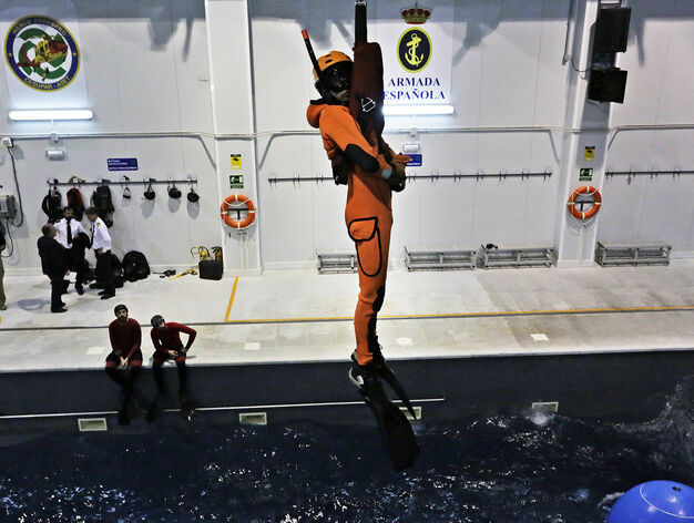 Una jornada de entrenamiento en el simulador de rescates en el mar de la Armada