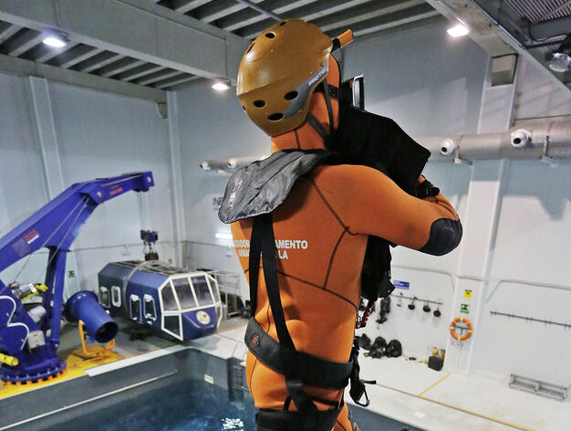 Una jornada de entrenamiento en el simulador de rescates en el mar de la Armada