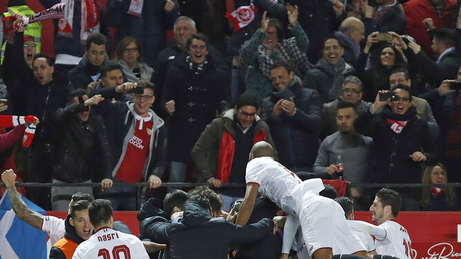 El Sevilla celebra con la afición la remontada liguera ante el Real Madrid.