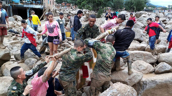 Militares colombianos ayudan a los damnificados tras la avalancha.